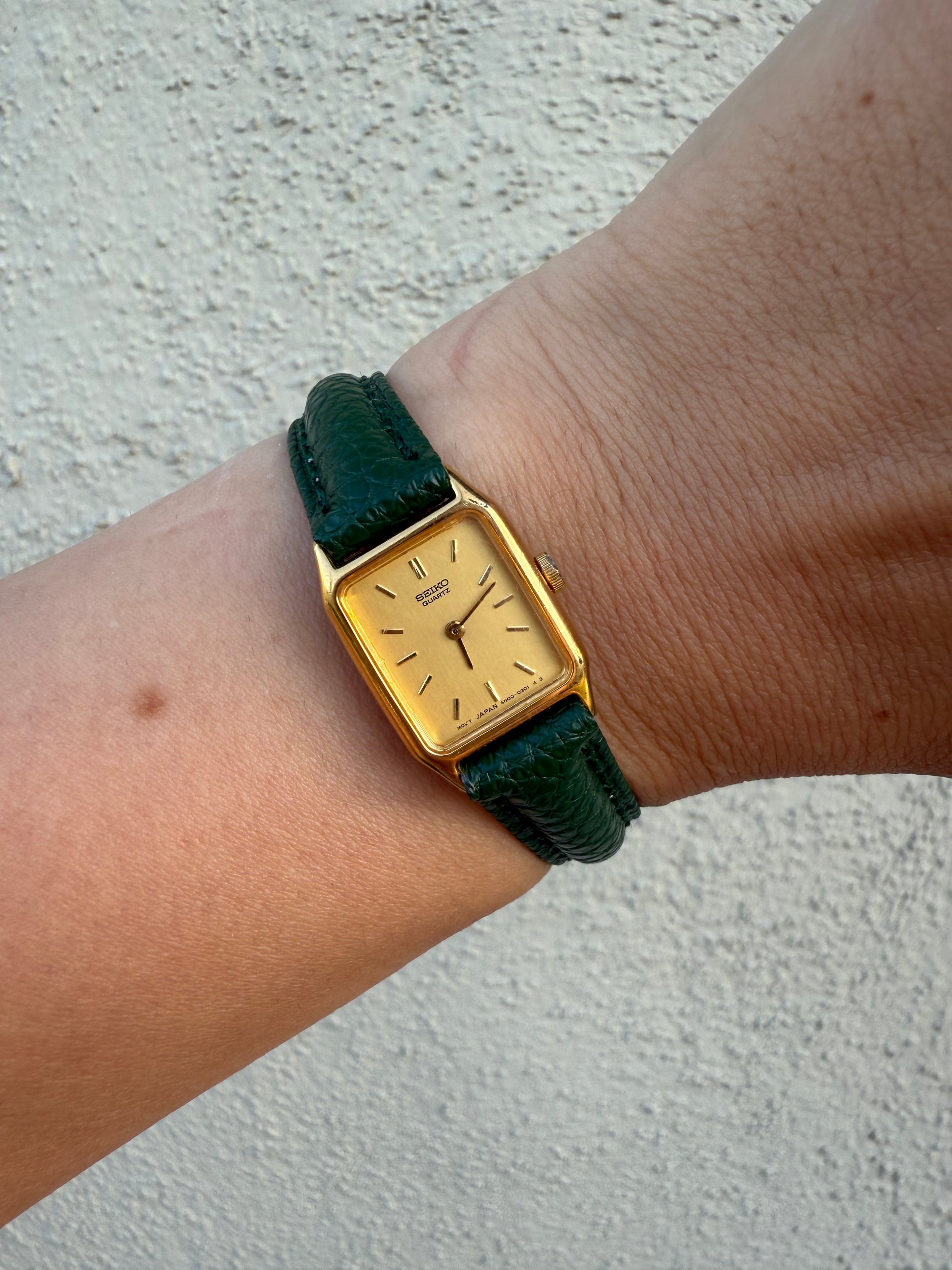 1995 Seiko Quartz Gold Tone Gold Dial Tonneau Tank Watch