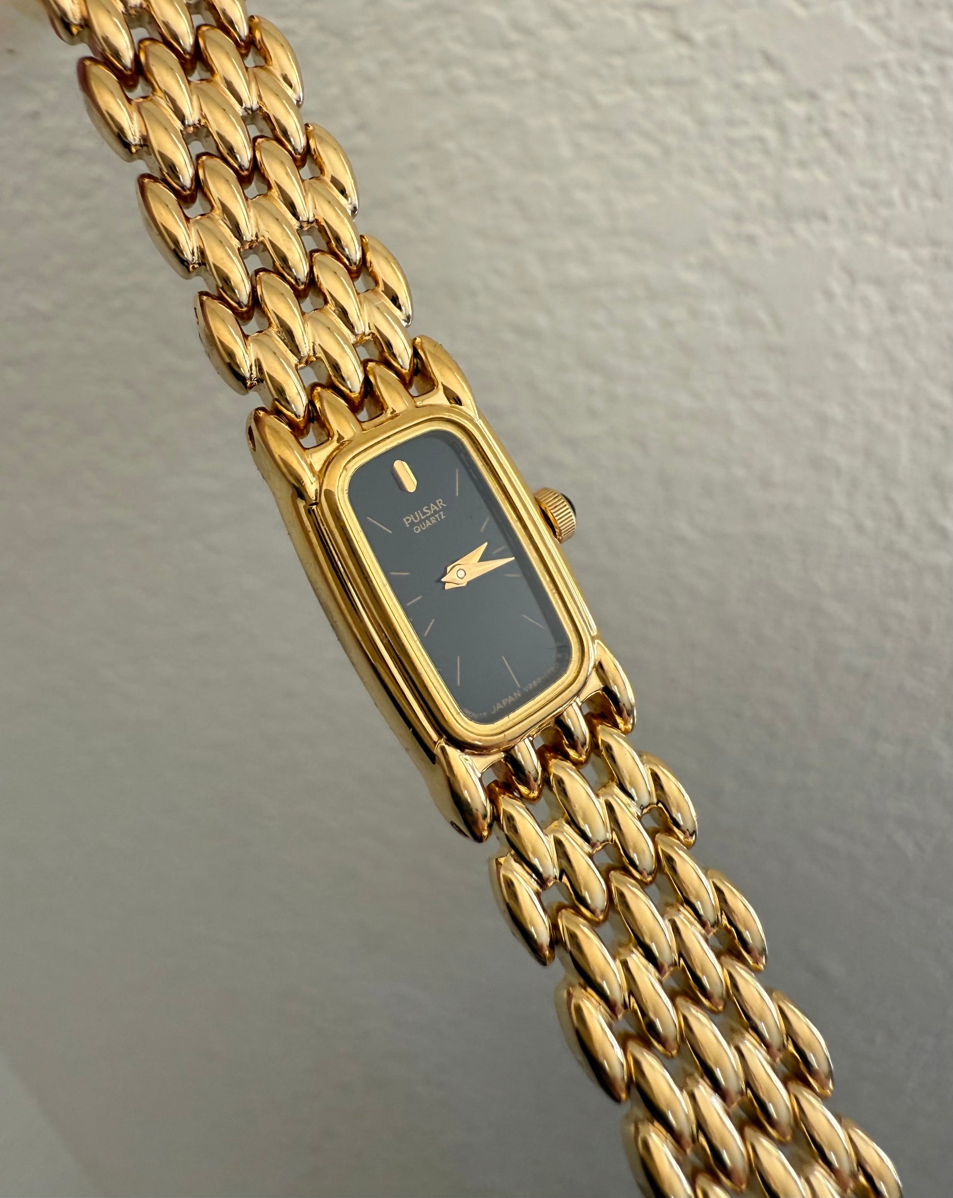 1995 Pulsar By Seiko Gold Tone “V220”
Watch