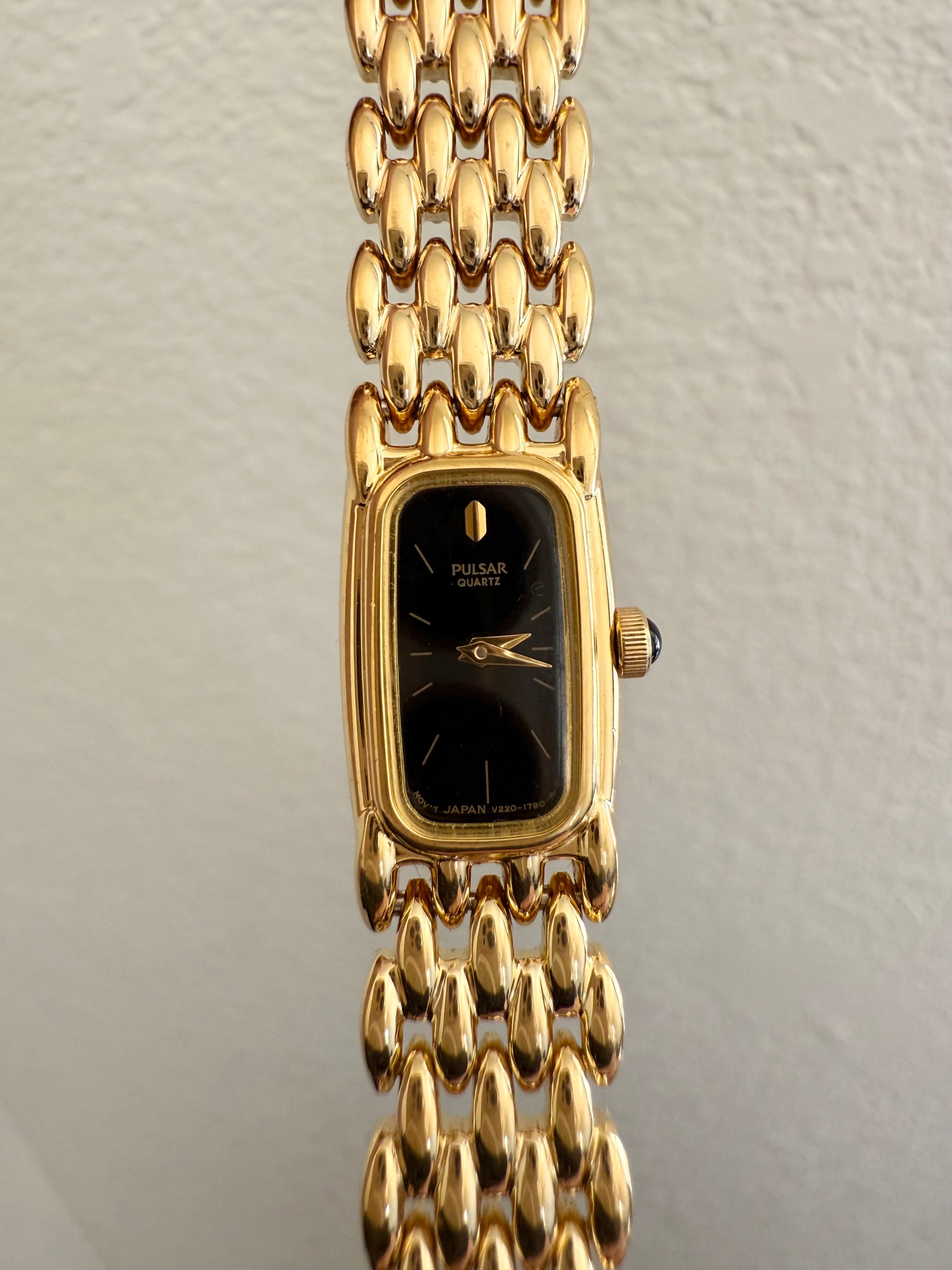 1995 Pulsar By Seiko Gold Tone “V220”
Watch