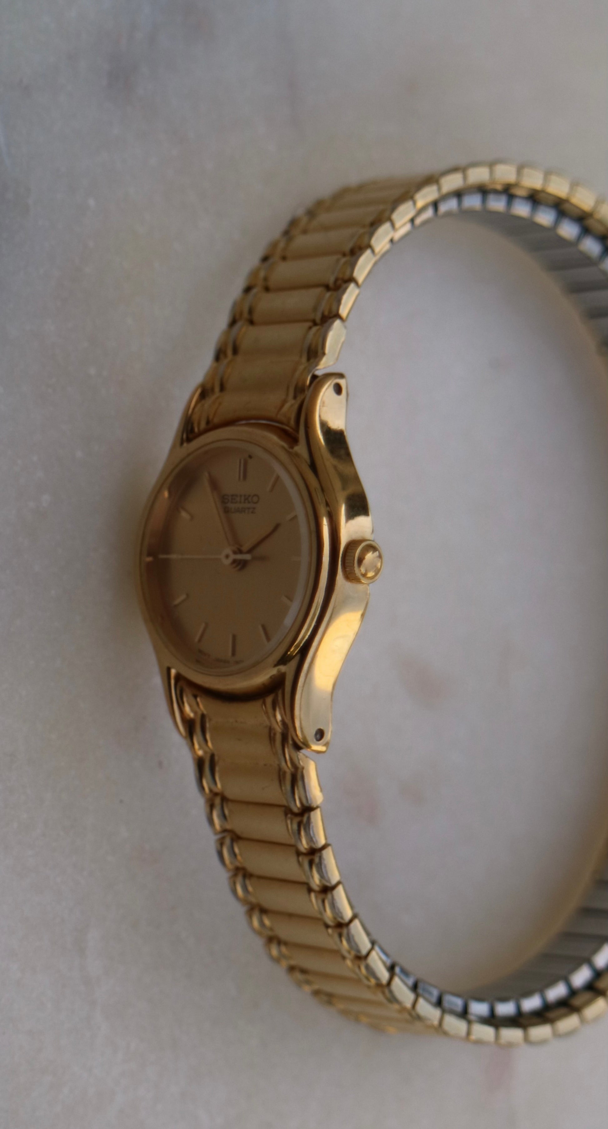 Seiko Vintage Quartz Women's Watch – 1N01-0E19 Gold Tone Stretch Band, Classic Analog Display, New Battery Installed