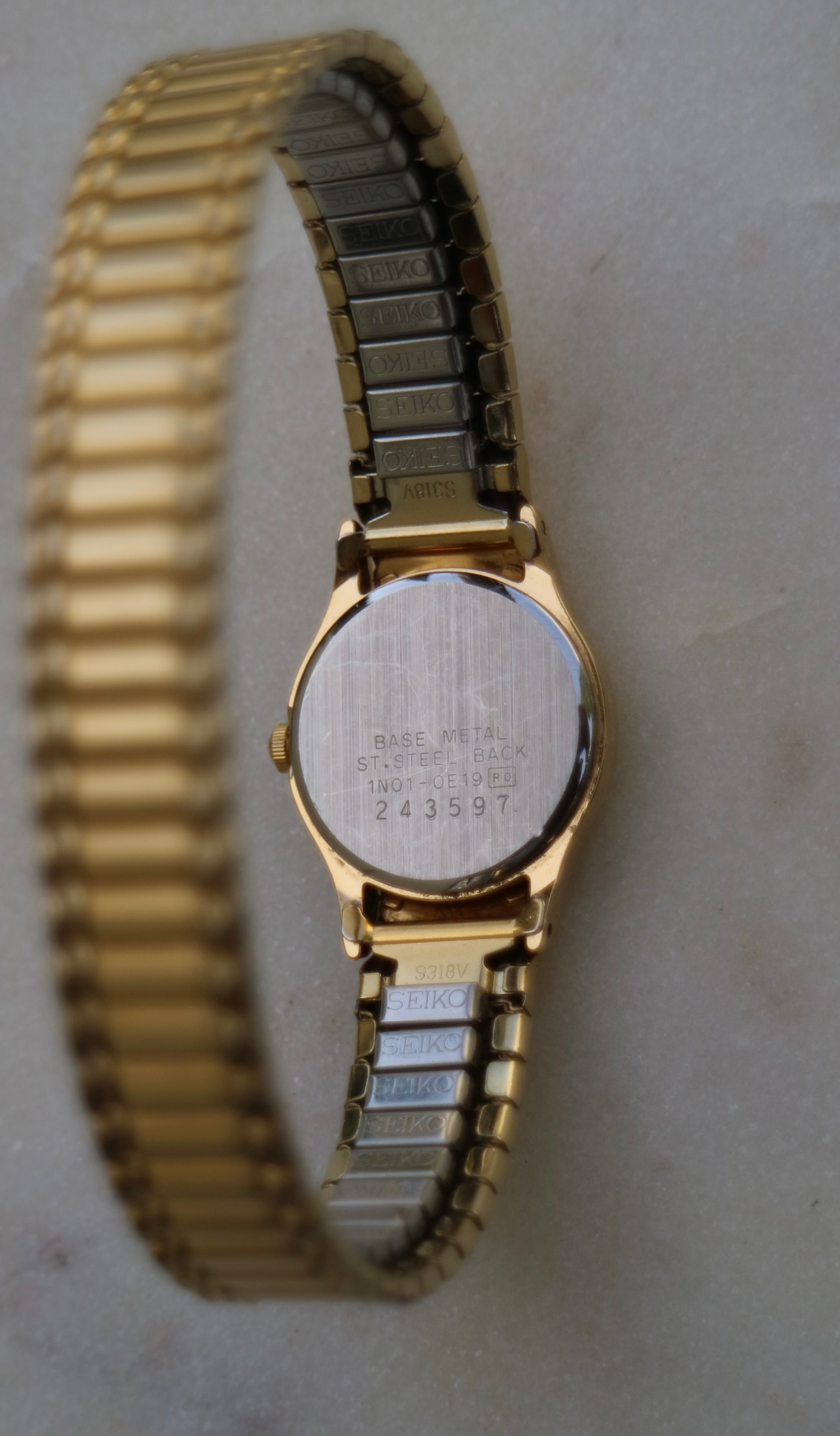 Seiko Vintage Quartz Women's Watch – 1N01-0E19 Gold Tone Stretch Band, Classic Analog Display, New Battery Installed