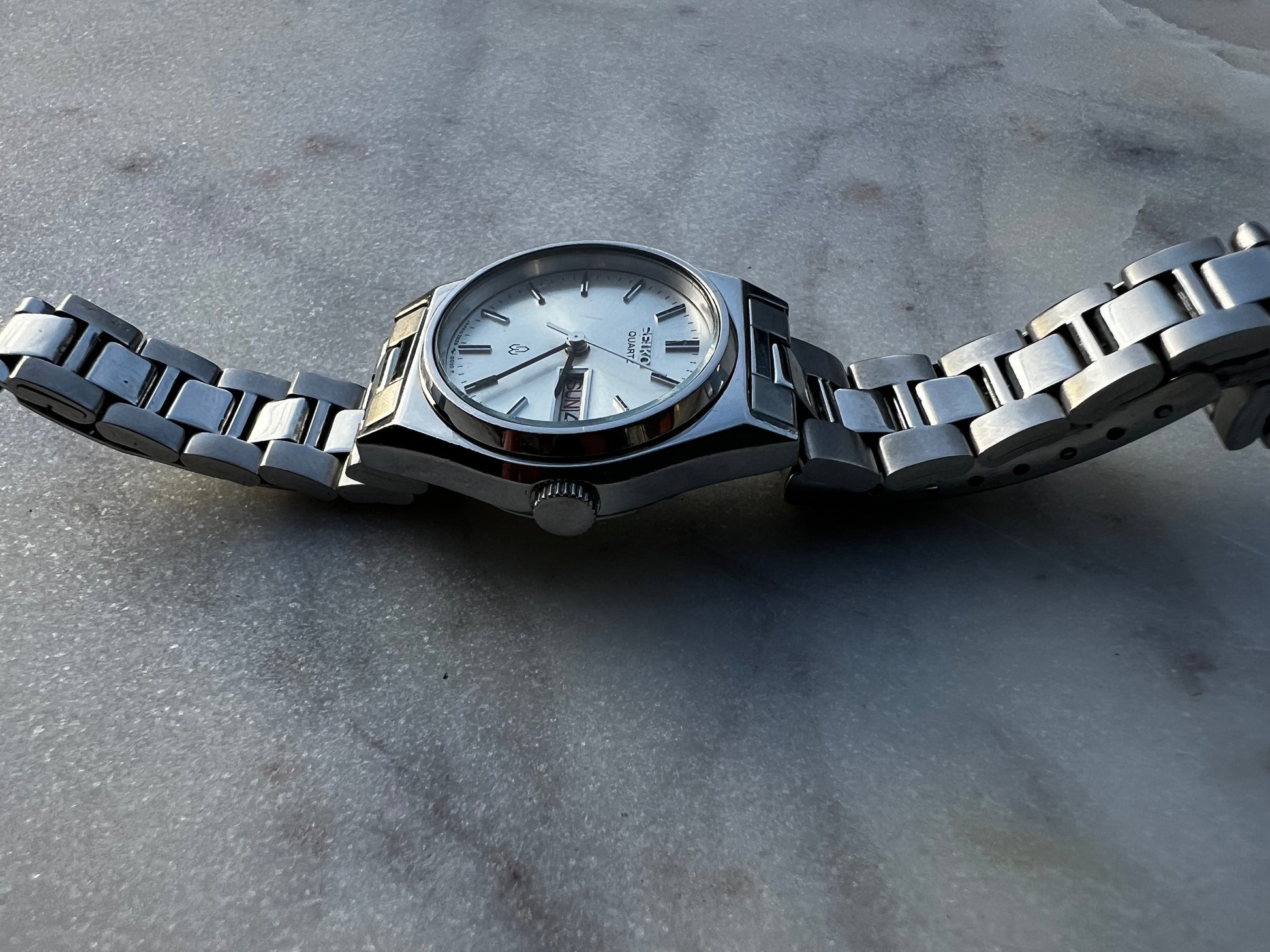 Seiko Vintage 1980s Stainless Steel Round Day Date 24mm Bezel Watch