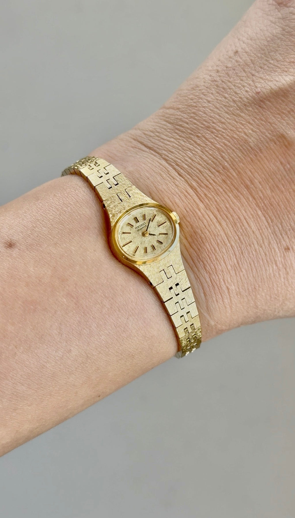 1984 Seiko Quartz Gold Tone Oval Bracelet Watch