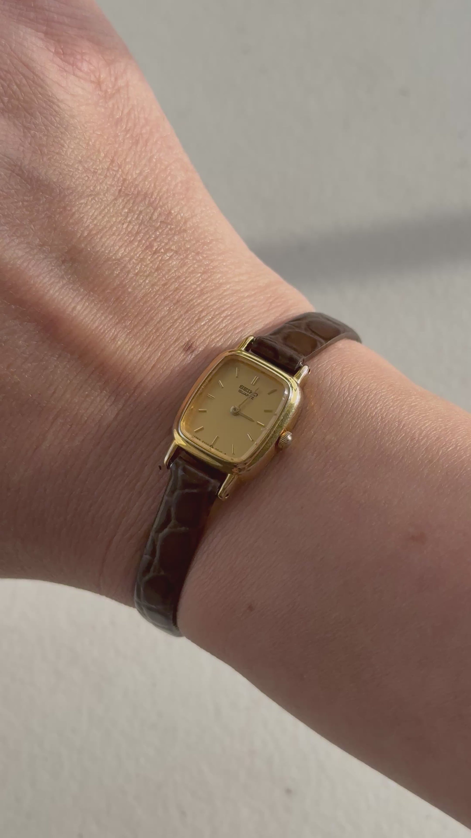 1989 Seiko Quartz Gold Tone Barrel Tank Watch